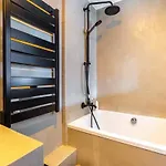 Designer Loft With Large Sunny Terrace Parijs